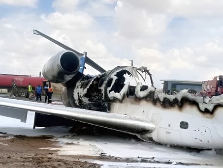 Das Wrack der Embraer ERJ 145: Total ausgebrannt.