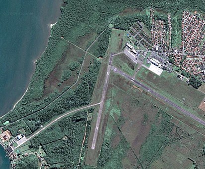 Der Flughafen liegt am Meer - und doch nicht.