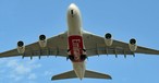 Airbus A380 von Emirates beim Start in Düsseldorf.