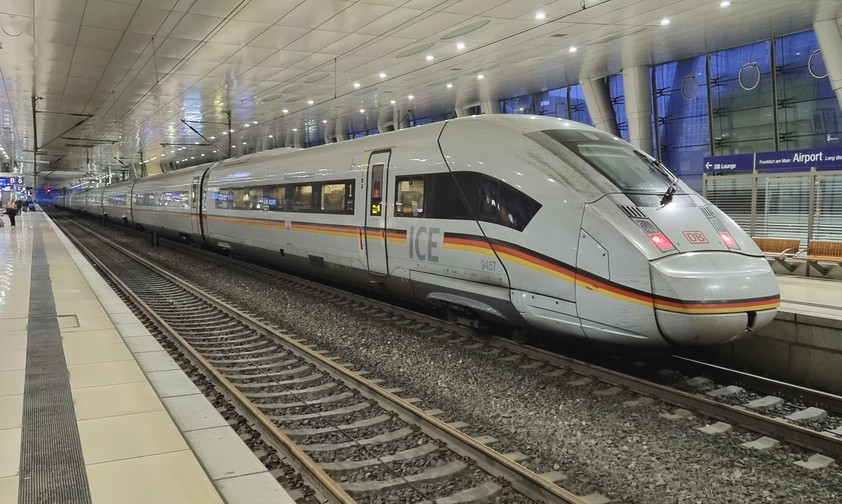 ICE im Fernbahnhof des Flughafens Frankfurt: Schnelle Züge sollen viel mehr Airports in Europa ansteuern.