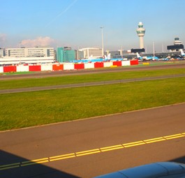 Blick auf Schiphol von der Startbahn: Airlines wollen ausbauen.