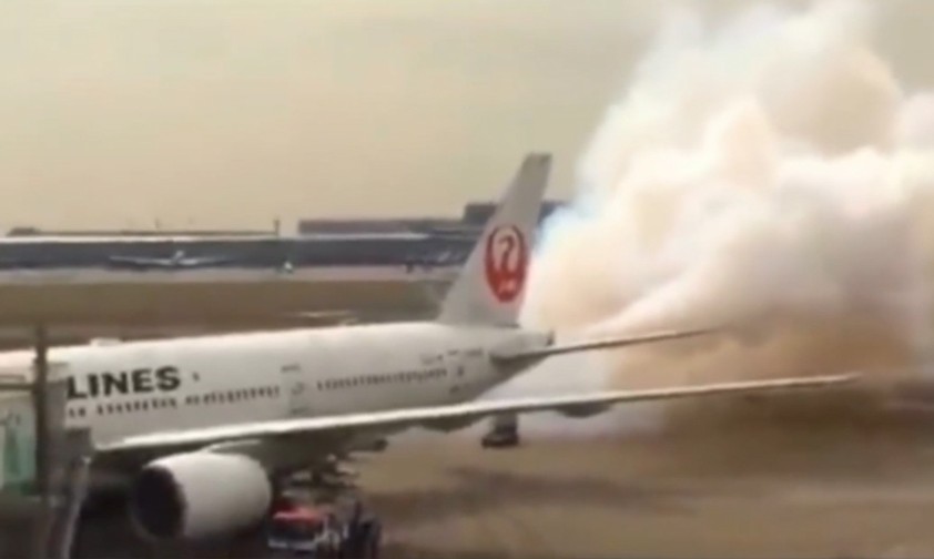 Eine Boeing 777 wird zur Nebelmaschine