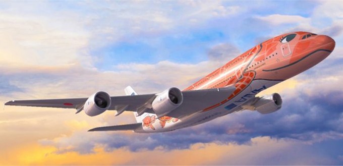 Und der A380 in Orange. Hier sind die Augen mit Wimpern versehen. Er wird Ka La getauft, Hawaiianisch für Sonnenuntergang.