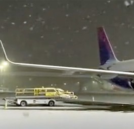 Flugzeug in London-Gatwick: Schnee legt den Betrieb lahm.