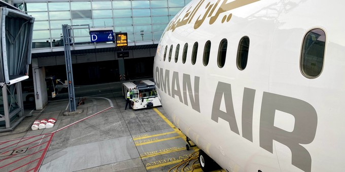 Das Flugzeug am Gate, direkt vor dem Einsteigen.