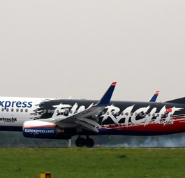 Das aktuelle Eintracht-Design von Sun Express auf der Boeing 737-800 mit dem Kennzeichen TC-SPC (vorher D-ASXX).