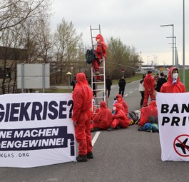 Klebende Aktivist:innen in Wien: Gegen Privatjets.