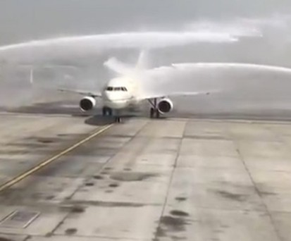 Die Maschine von Saudia mit den Wasserfontänen: Volle Kraft auf die Tür.