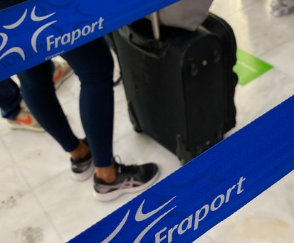 Passagiere hinter Absperrungen von Fraport: Derzeit ist Geduld gefragt.