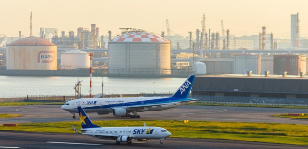 Boeing 767 von ANA und Boeing 737 von Skymark: Die Airlines rücken zusammen.-