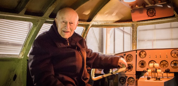 Güttel ist trotz des ausgedünntes Cockpits glücklich, wieder in Reihe Null Platz nehmen zu dürfen.