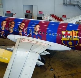 Der Airbus A320 von Vueling: Bis Mitte Juni fliegt der Airbus mit Bildern von Spielerinnen des FV Barcelona durch Europa.