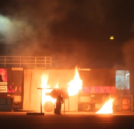 Notfallübung am Flughafen Dortmund: Feuerwehrleute zünden eine Triebwerksattrappe an.