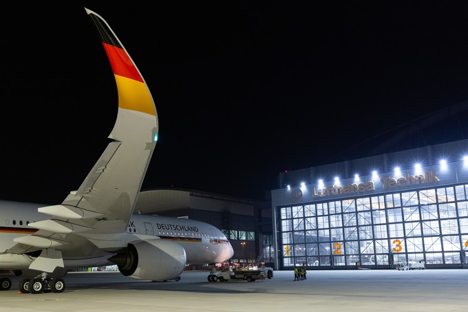 Der Airbus A350-900 mit dem Kennzeichen 10+01 bei Lufthansa Technik in Hamburg: Der Jet ...