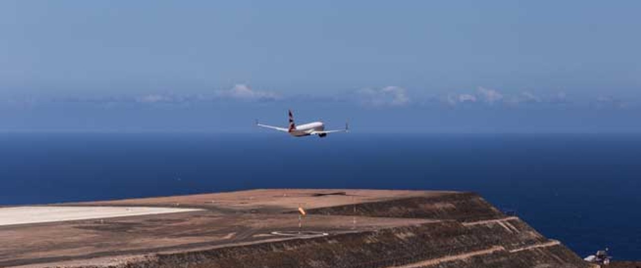 EInmal landete eine Boeing 737-800 am Flughafen St. Helena - der Testflug offenbarte Probleme.