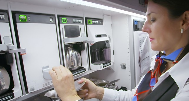 Flugbegleiterin in Bordküche von Bucher Leichtbau: Leicht, ergonomisch und stabil müssen die Einheiten sein.