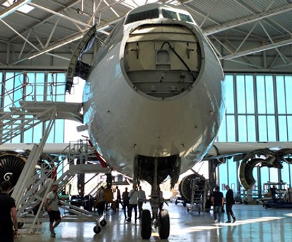 Der Airbus A310 steht im 4000 Quadratmeter großen Hangar der Firma German Aircraft Maintenance am Flughafen Paderborn/Lippstadt.
