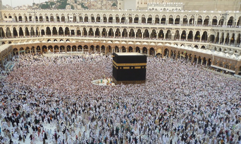 Die Kaaba im Innenhof der Heiligen Moschee in Mekka: Das zentrale Heiligtum des Islam und Ziel vieler Pilger.
