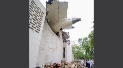 Premierminister Narendra Modi besucht die Absturzstelle: Die Boeing 787 von Air Inda krachte in eine Berufsschule.