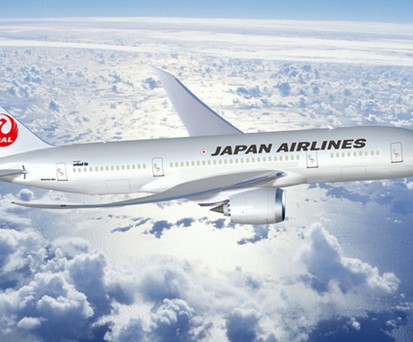 Japan Airlines - Dreamliner-Kunde der ersten Stunde - reagierte umgehend und ersetzt ihre elf Dreamliner auf zwei Strecken durch andere Jets. Betroffen sind die Routen von Tokio nach Neu Delhi sowie Singapur.