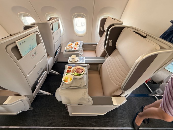 Ganz vorne im Flieger hat die Fluggesellschaft acht Business Class-Sitze stehen. Sie bieten einen Sitzabstand von 38 Zoll oder 97 Zentimeter.