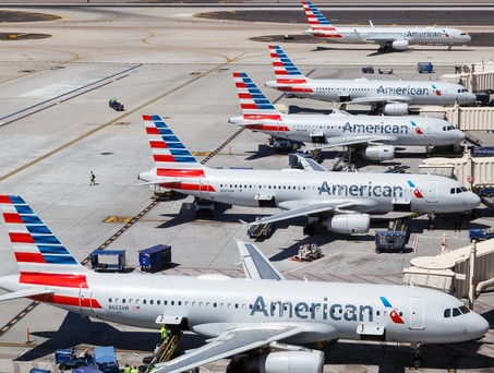 Flugzeuge von American Airlines in Phoenix: Die Fluglinie soll eine Strafte zahlen, weil sie gegen Drogen- und Alkoholbestimmungen verstoßen haben soll.