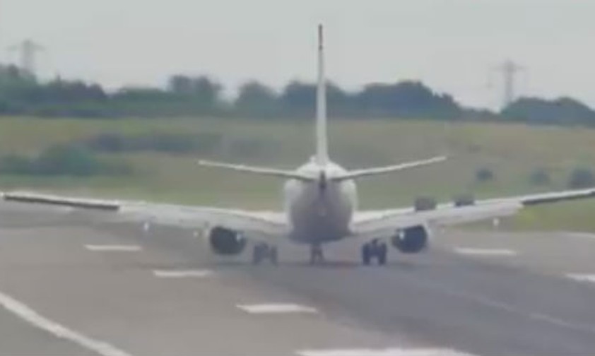 Platzender Reifen und Funken bei Norwegian-Landung