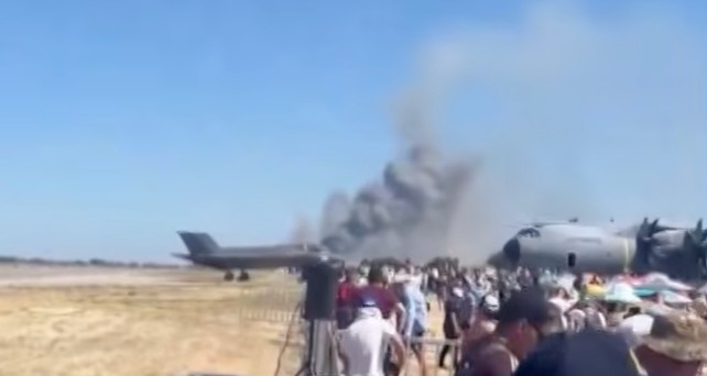 Rauchwolke bei der Flugshow: Tragischer Unfall. 