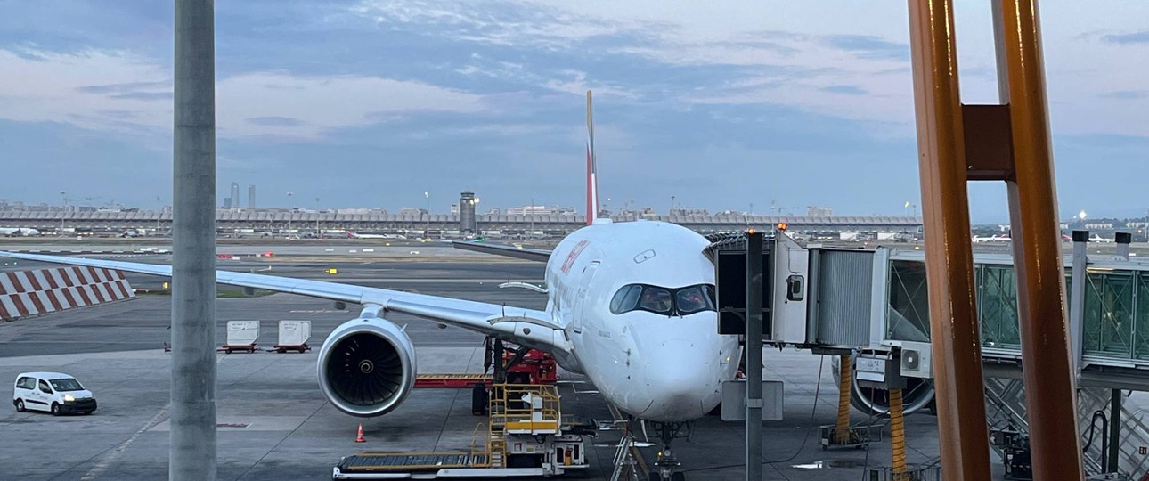 Der Airbus A350-900 mit der Kennung EC-NXD am Gate kurz vor dem Boarding.