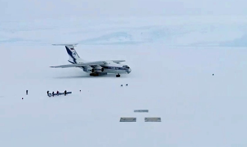 Ilyushin Il-76 landet auf neuer Landebahn in der Antarktis