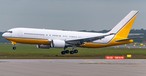 Die Boeing 767 bei der Landung in Hamburg: Trug einst Wappen und Schriftzug.