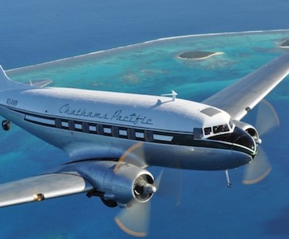 Chatham Pacific, einer der letzten DC-3-Betrieber im Liniendienst, stellt alle Flüge aus Protest ein.