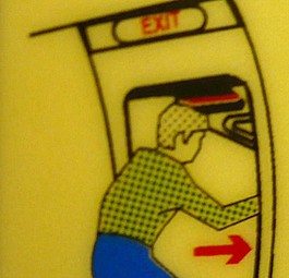 Darstellung in den Sicherheitsanweisungen von Ryanair: Beim Notausgang muss jemand sitzen.