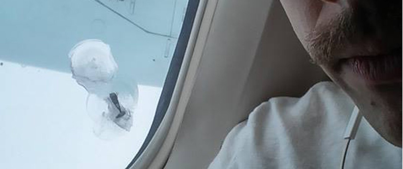 Ein Anblick, auf den man lieber verzichtet: Die Schraube steckt im Fenster.