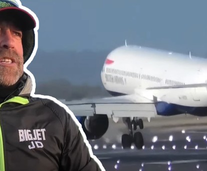 Millionen schauen während Sturm Flughafen-Livestreamer zu