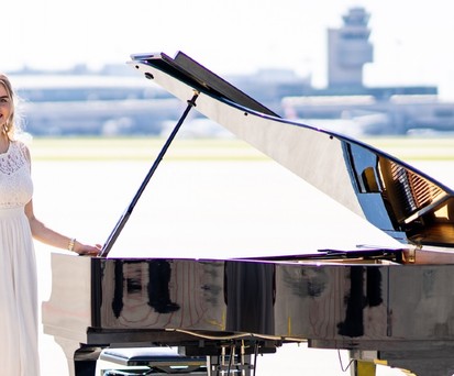 Ein Flügel, ein leerer Flughafen und eine Boeing 777