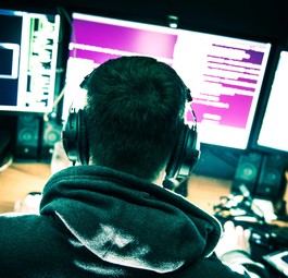 Hacker vor seinem Computer: In den USA warnt dass FBI die Luftfahrtbranche.