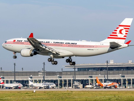 Ein Airbus A330-200 von Turkish Airlines landet am Flughafen BER: Turkish Airlines setzt am meisten Langstreckenflugzeuge innerhalb Europas ein.