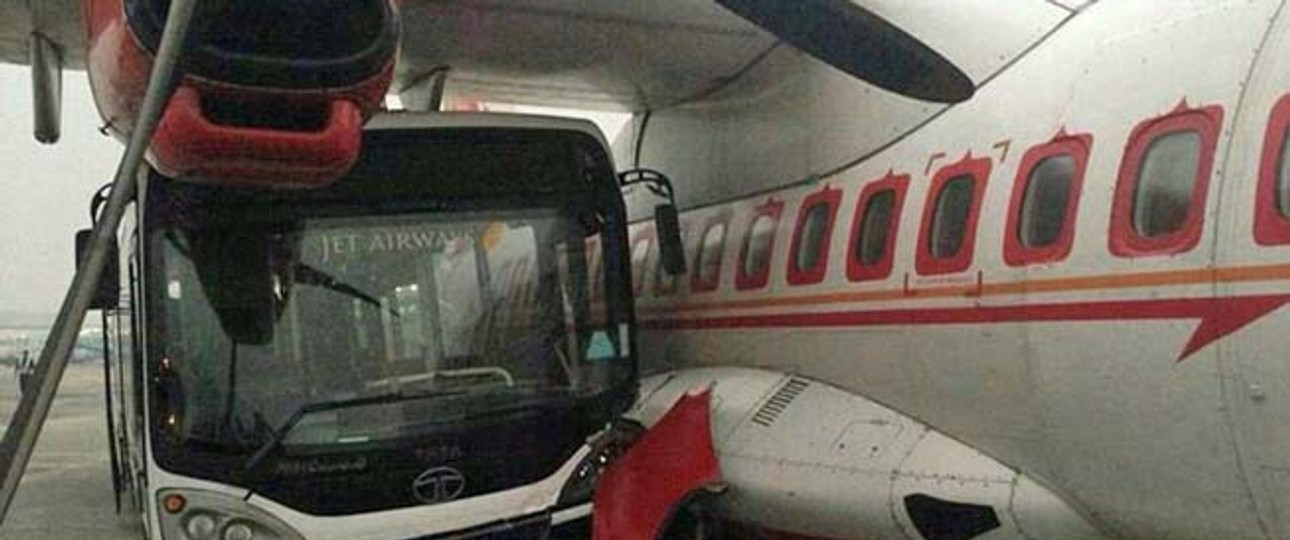 Bus gegen ATR: Das Flugzeug nahm starken Schaden.