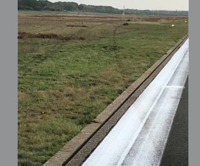 Spuren im Gras: Die Maschine geriet am Ende zurück auf die Piste.