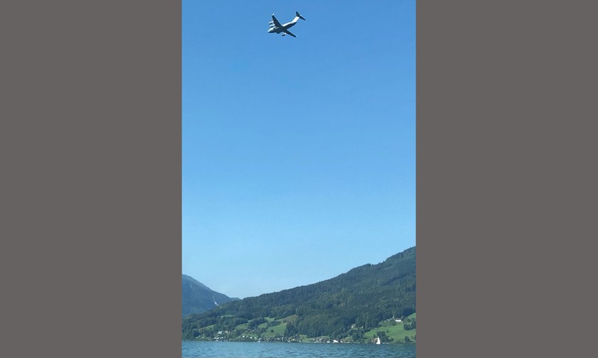 Die Boeing C-17 über dem Attersee: Alles angemeldet.