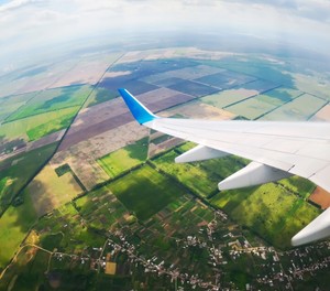 Blick aus einem Flugzeugfenster: Künftig soll GPS durch ein neues Navigationssystem abgelöst werden.