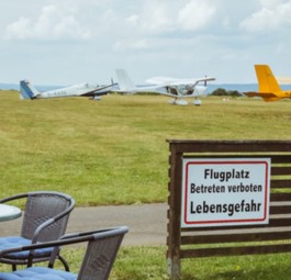 Der Flugplatz Idar-Oberstein: Hobbypiloten können per Funk Essen bestellen.