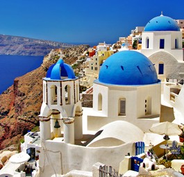 Griechenland (hier im Bild Santorini) schnitt im Juli und August 2021 unter den Flugreisezielen der Deutschen in Europa am besten ab. In das Land reisten sogar 10 Prozent mehr Fluggäste aus <strong>Deutschland</strong> als im Juli und August 2019.