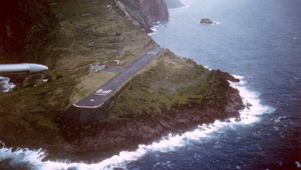 Platz 10: Der Juancho E. Yrausquin Airport, Saba, Niederländische Antillen wurde auf die Klippen gebaut und ist so kurz, dass die Landung selbst mit einer Cessna eine echte Herausforderung ist.