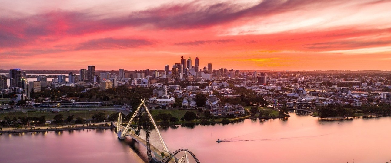 Der Swan River in Perth bei Sonnenuntergang