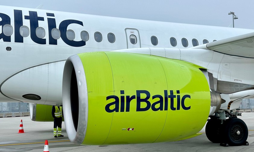 Airbus A220 von Air Baltic: Die hohen Kerosinpreise machen der Airline Sorgen.