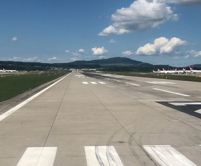 Piste des Flughafens Zürich: Wer künftig abfliegt, muss eine Flugticketabgabe bezahlen.