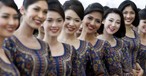 Flugbegleiterinnen von Singapore Airlines: Im Flugzeug sind Frauen derzeit nur in der Kabine und nicht im Cockpit zu finden.