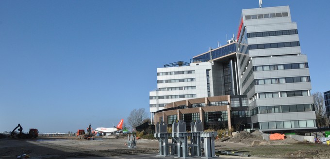 Rechts das Hotel, im Hintergrund die Boeing 747 und vorne die Stelle, an der das Flugzeug seine Heimat finden wird.